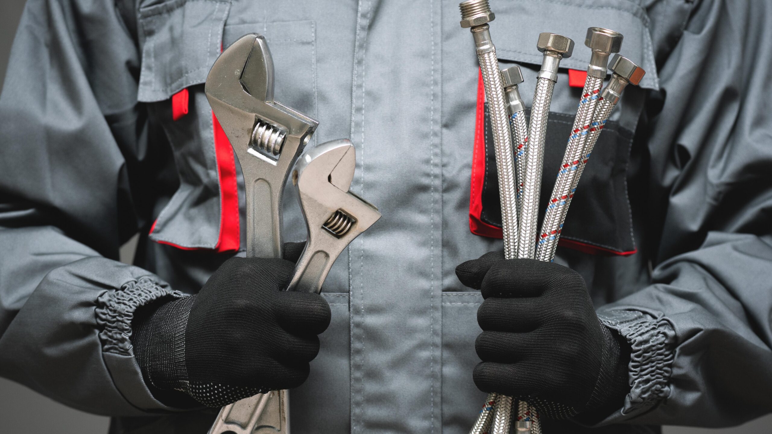 Handwerker hält Werkzeug